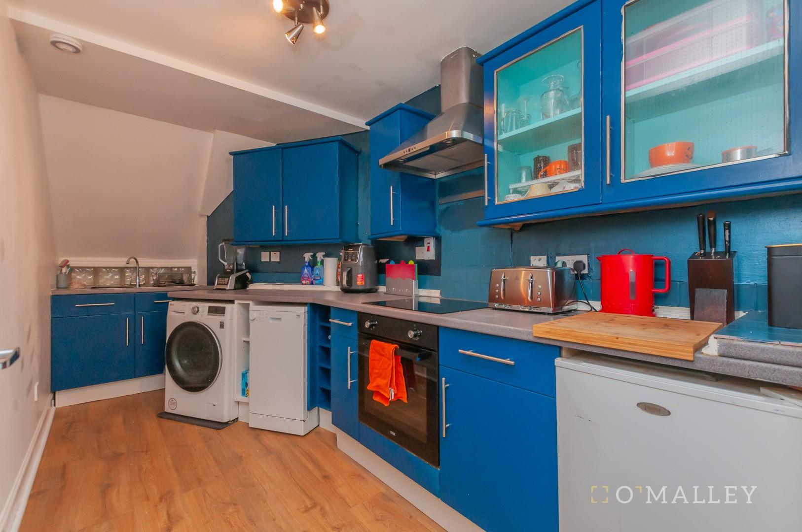 10. Kitchen 2.jpg